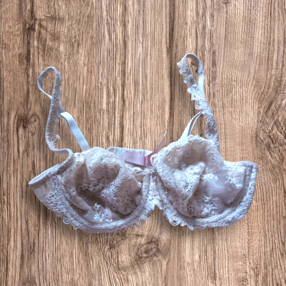 Victoria Secret Very Sexy Ivory Lace Unlined Demi Bra‎  36C